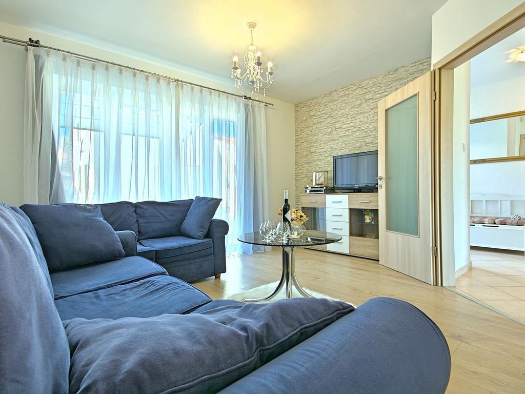 Charming Beachfront Holiday Home In Porec Poreč Exterior foto