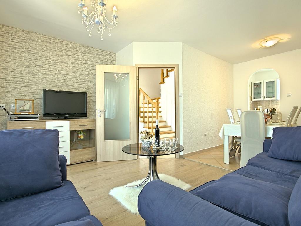 Charming Beachfront Holiday Home In Porec Poreč Exterior foto