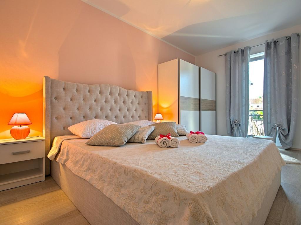 Charming Beachfront Holiday Home In Porec Poreč Exterior foto