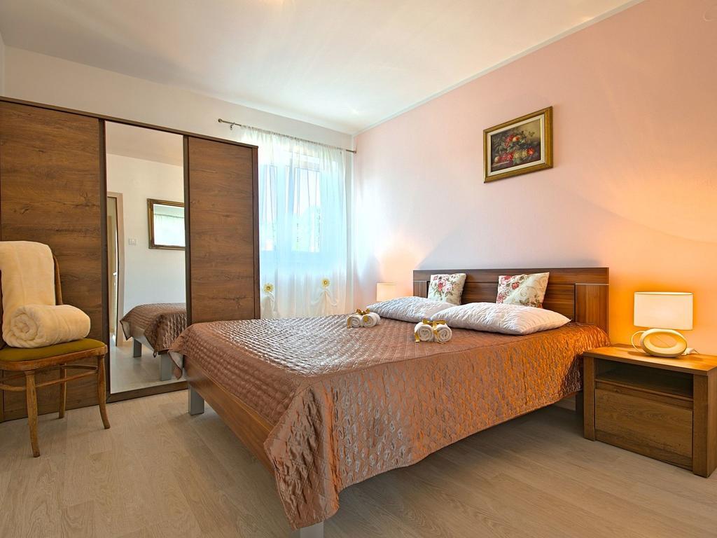 Charming Beachfront Holiday Home In Porec Poreč Exterior foto