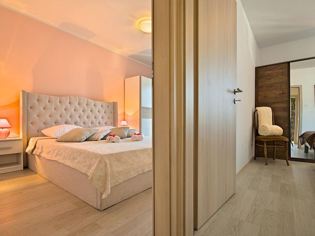 Charming Beachfront Holiday Home In Porec Poreč Exterior foto