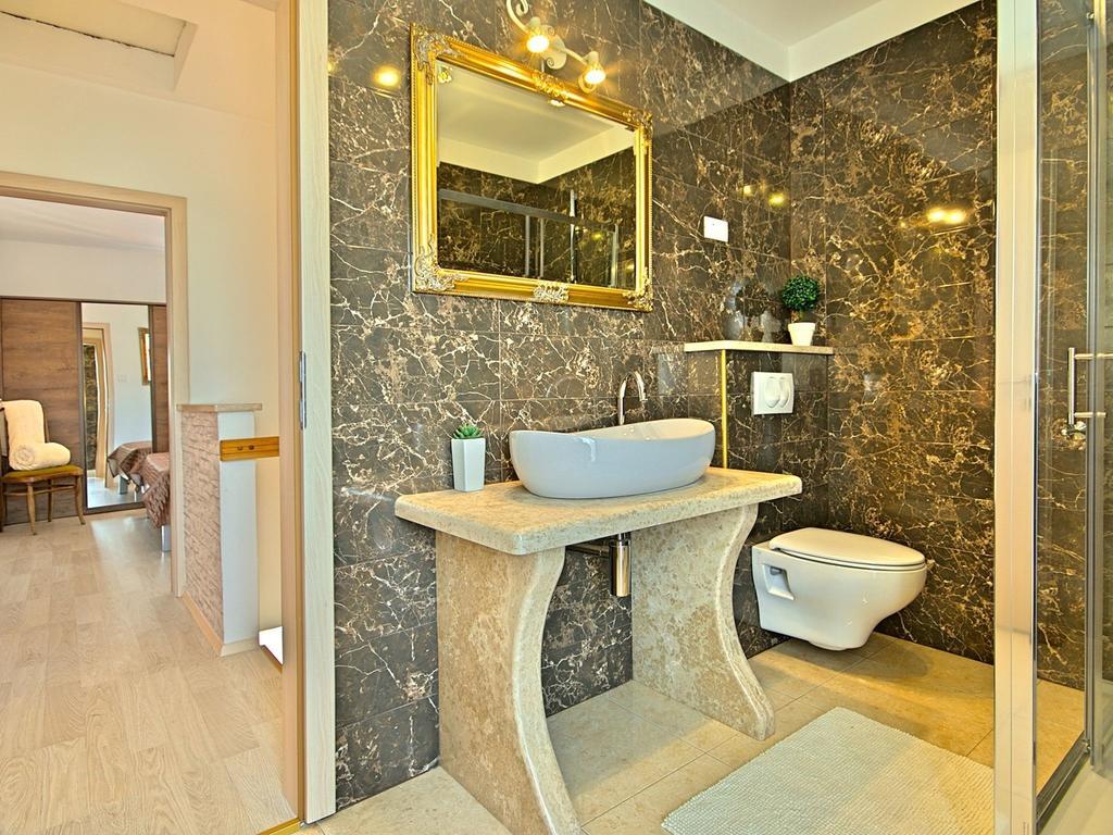 Charming Beachfront Holiday Home In Porec Poreč Exterior foto