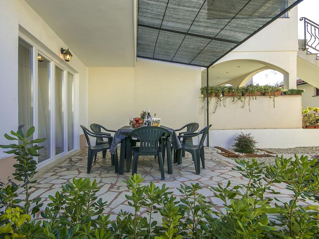 Charming Beachfront Holiday Home In Porec Poreč Exterior foto