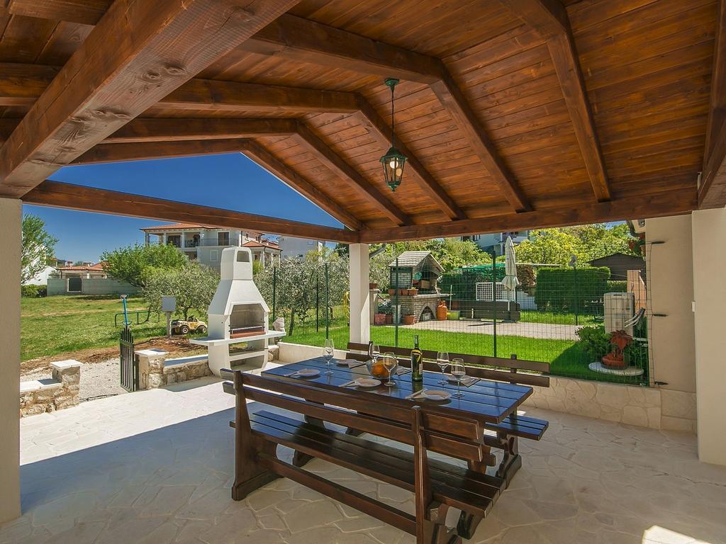 Charming Beachfront Holiday Home In Porec Poreč Quarto foto