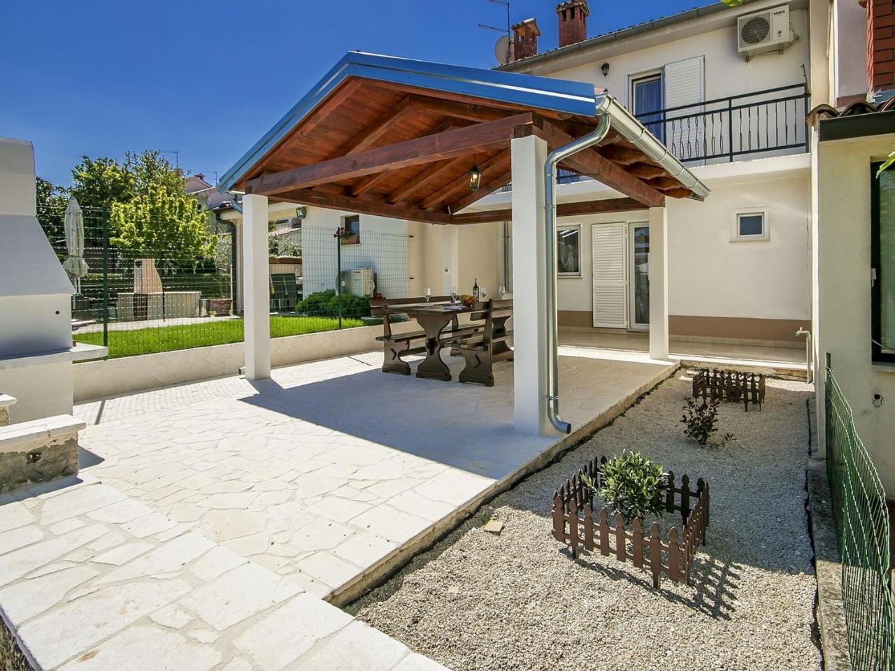 Charming Beachfront Holiday Home In Porec Poreč Exterior foto