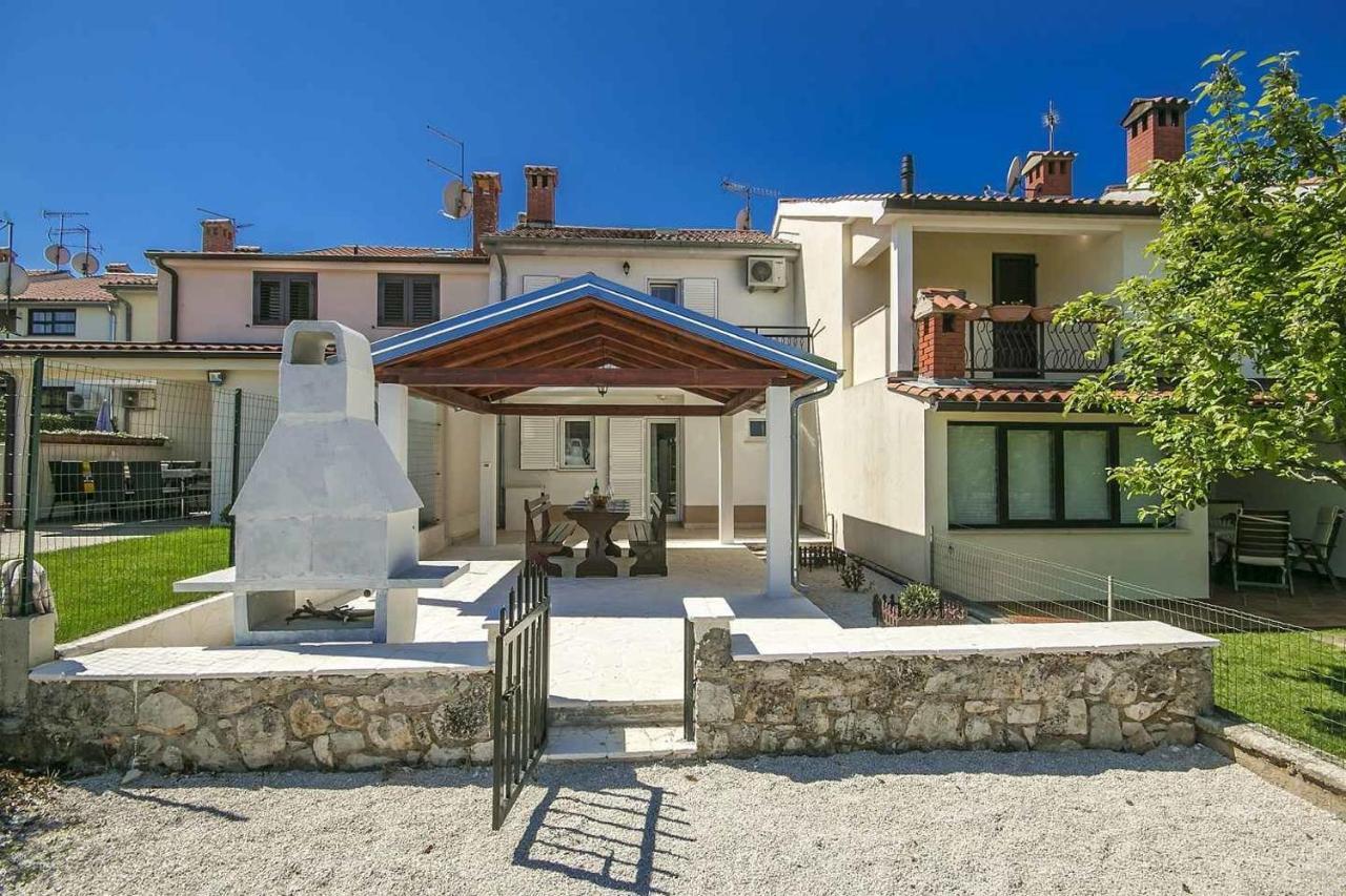 Charming Beachfront Holiday Home In Porec Poreč Exterior foto