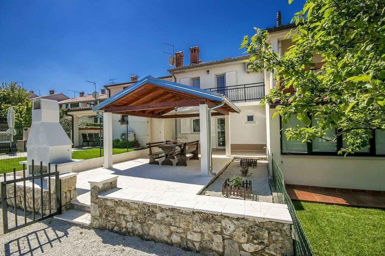Charming Beachfront Holiday Home In Porec Poreč Exterior foto