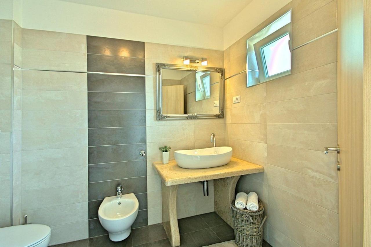 Charming Beachfront Holiday Home In Porec Poreč Exterior foto