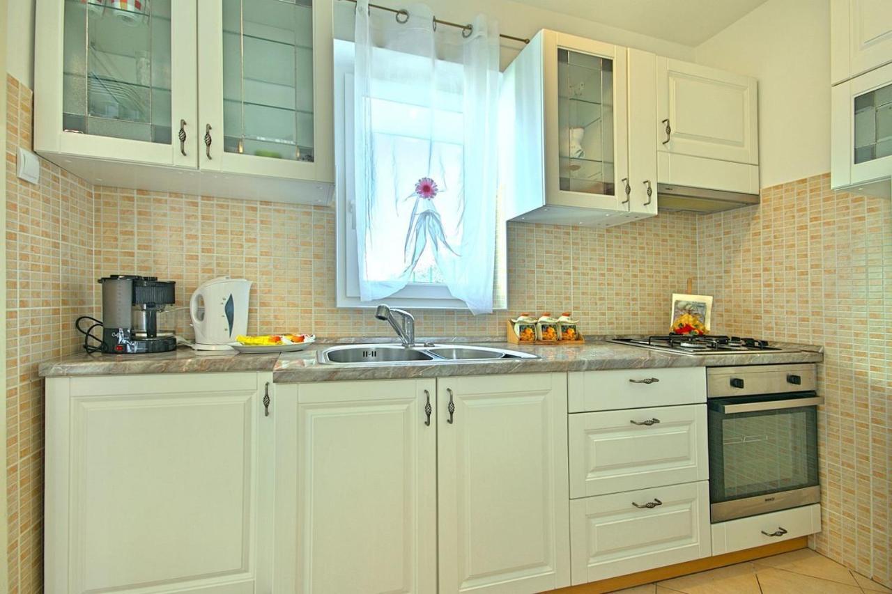 Charming Beachfront Holiday Home In Porec Poreč Exterior foto