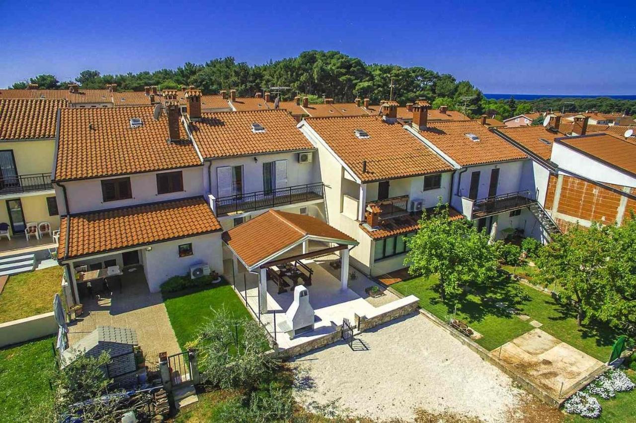 Charming Beachfront Holiday Home In Porec Poreč Exterior foto