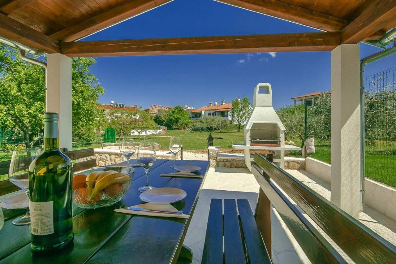 Charming Beachfront Holiday Home In Porec Poreč Exterior foto