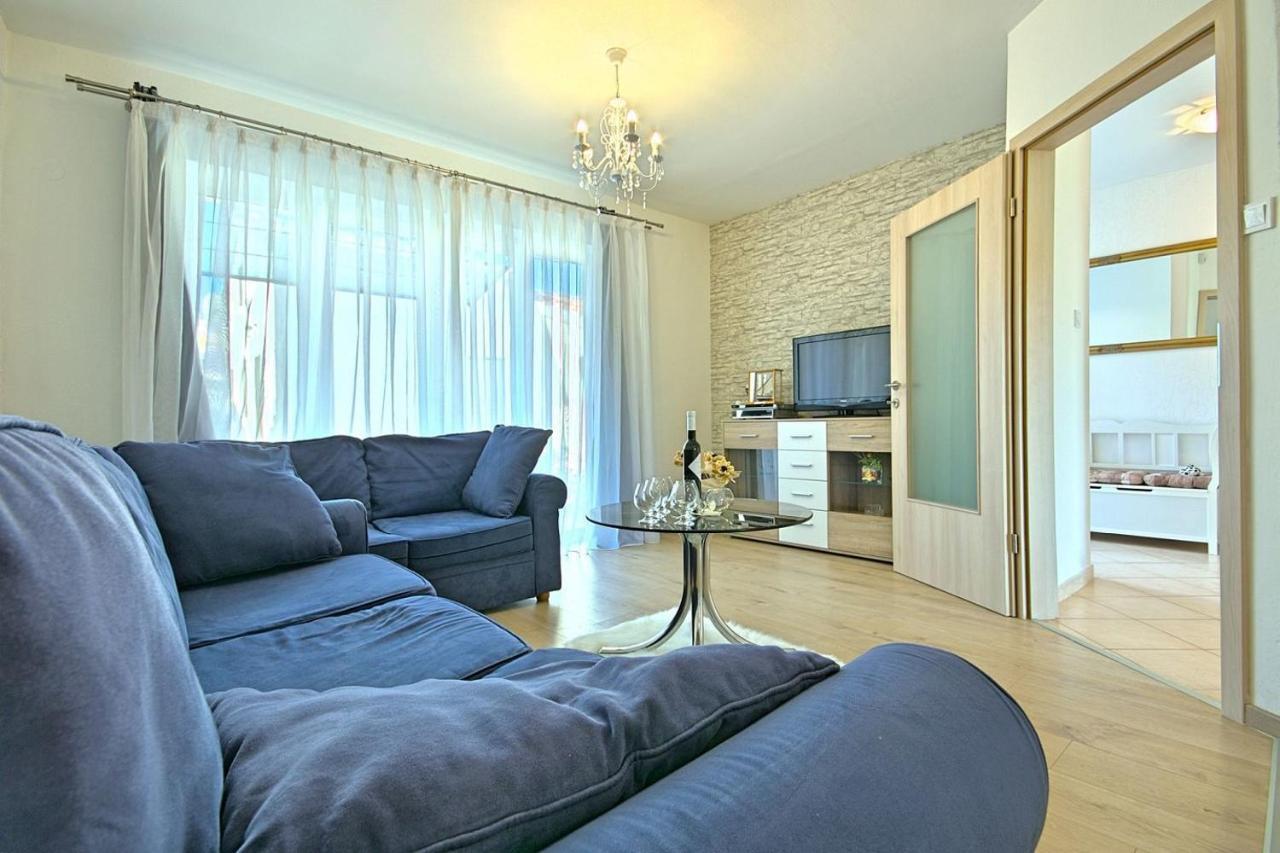 Charming Beachfront Holiday Home In Porec Poreč Exterior foto