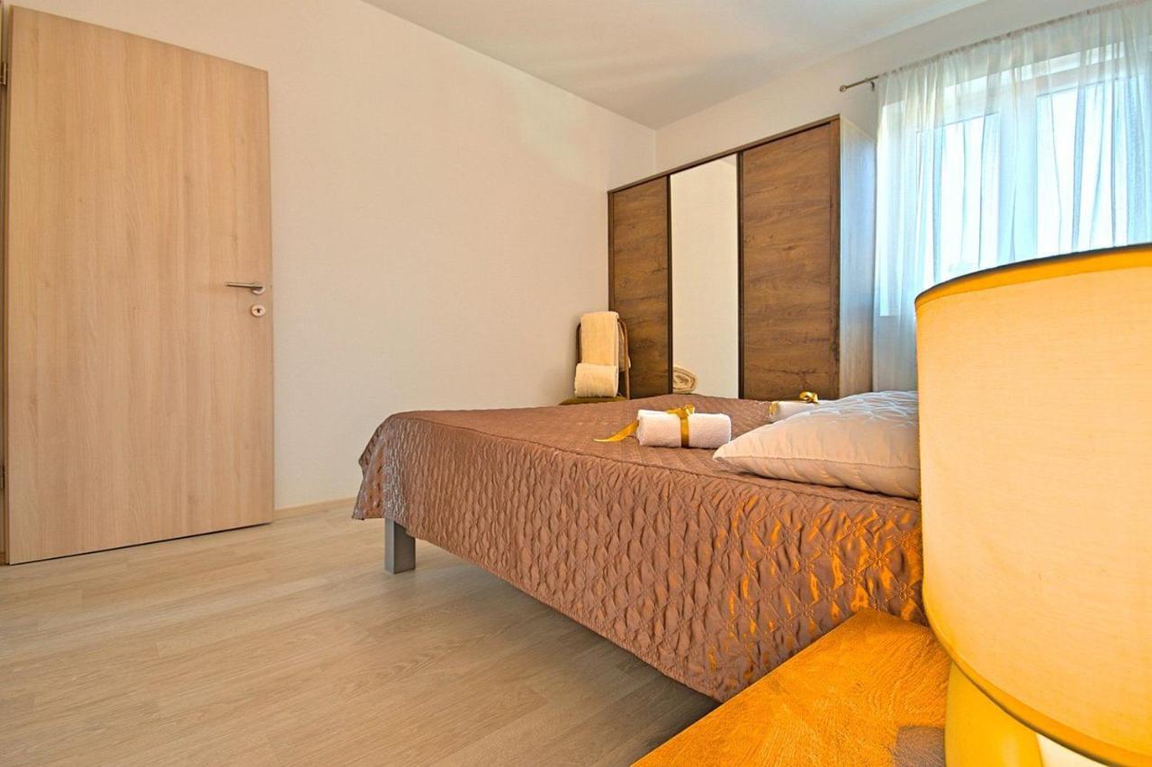Charming Beachfront Holiday Home In Porec Poreč Exterior foto