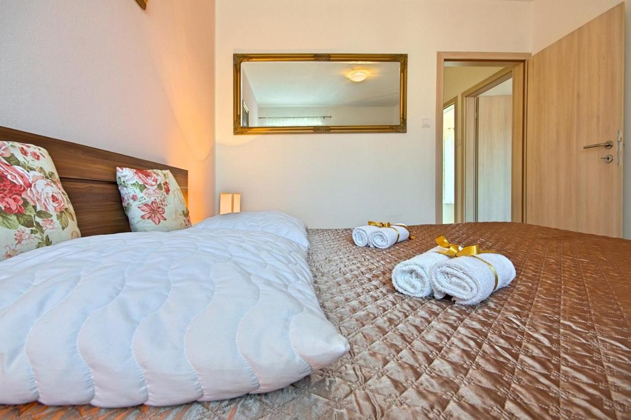 Charming Beachfront Holiday Home In Porec Poreč Exterior foto