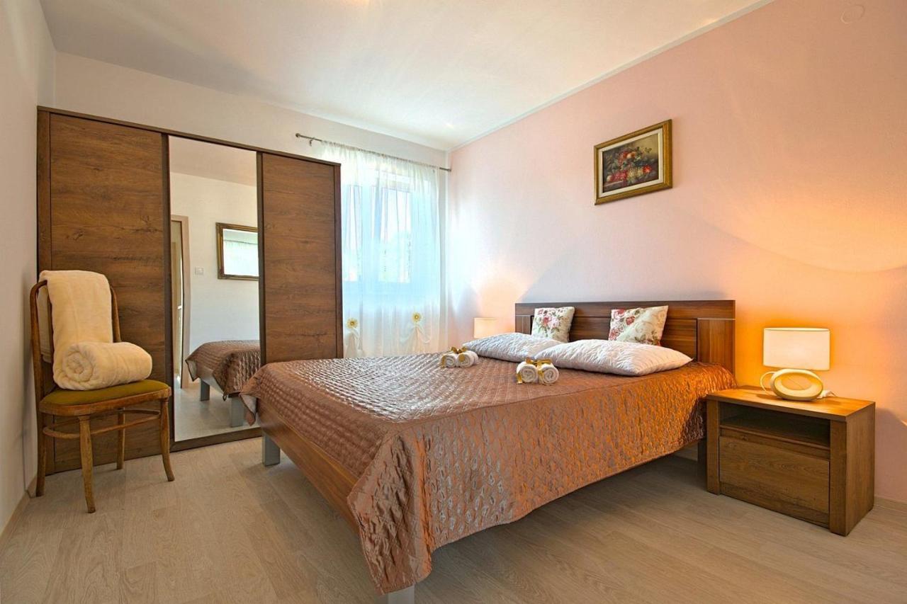 Charming Beachfront Holiday Home In Porec Poreč Exterior foto