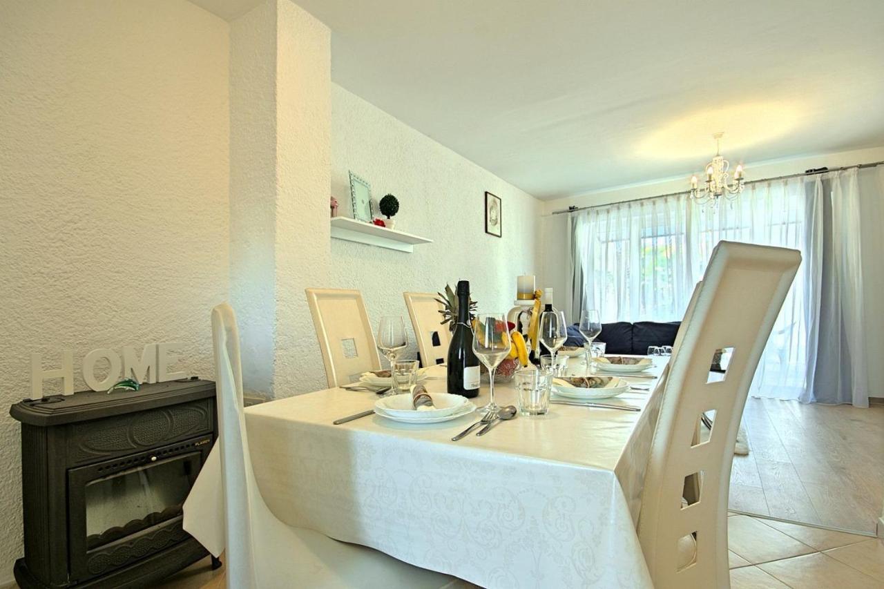 Charming Beachfront Holiday Home In Porec Poreč Exterior foto