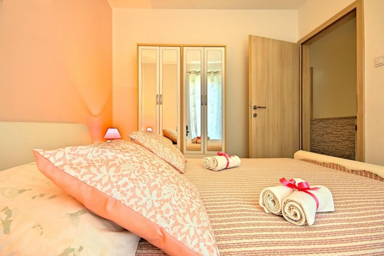Charming Beachfront Holiday Home In Porec Poreč Exterior foto