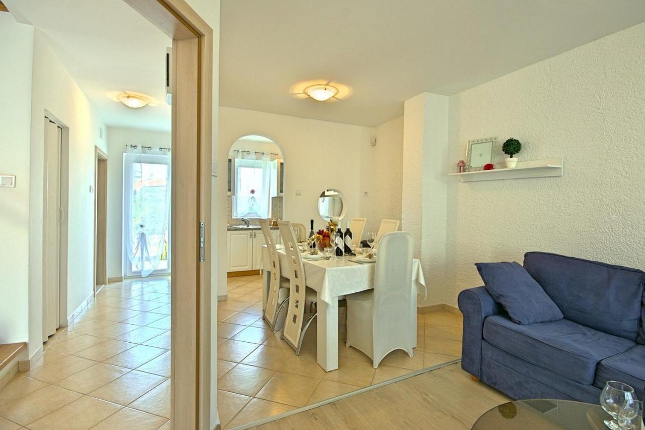 Charming Beachfront Holiday Home In Porec Poreč Exterior foto