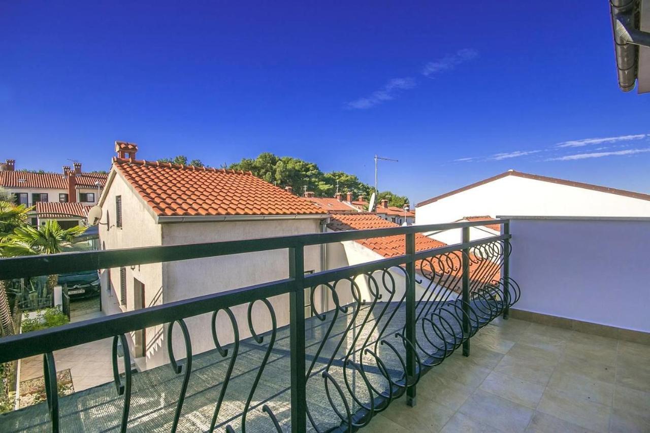 Charming Beachfront Holiday Home In Porec Poreč Exterior foto