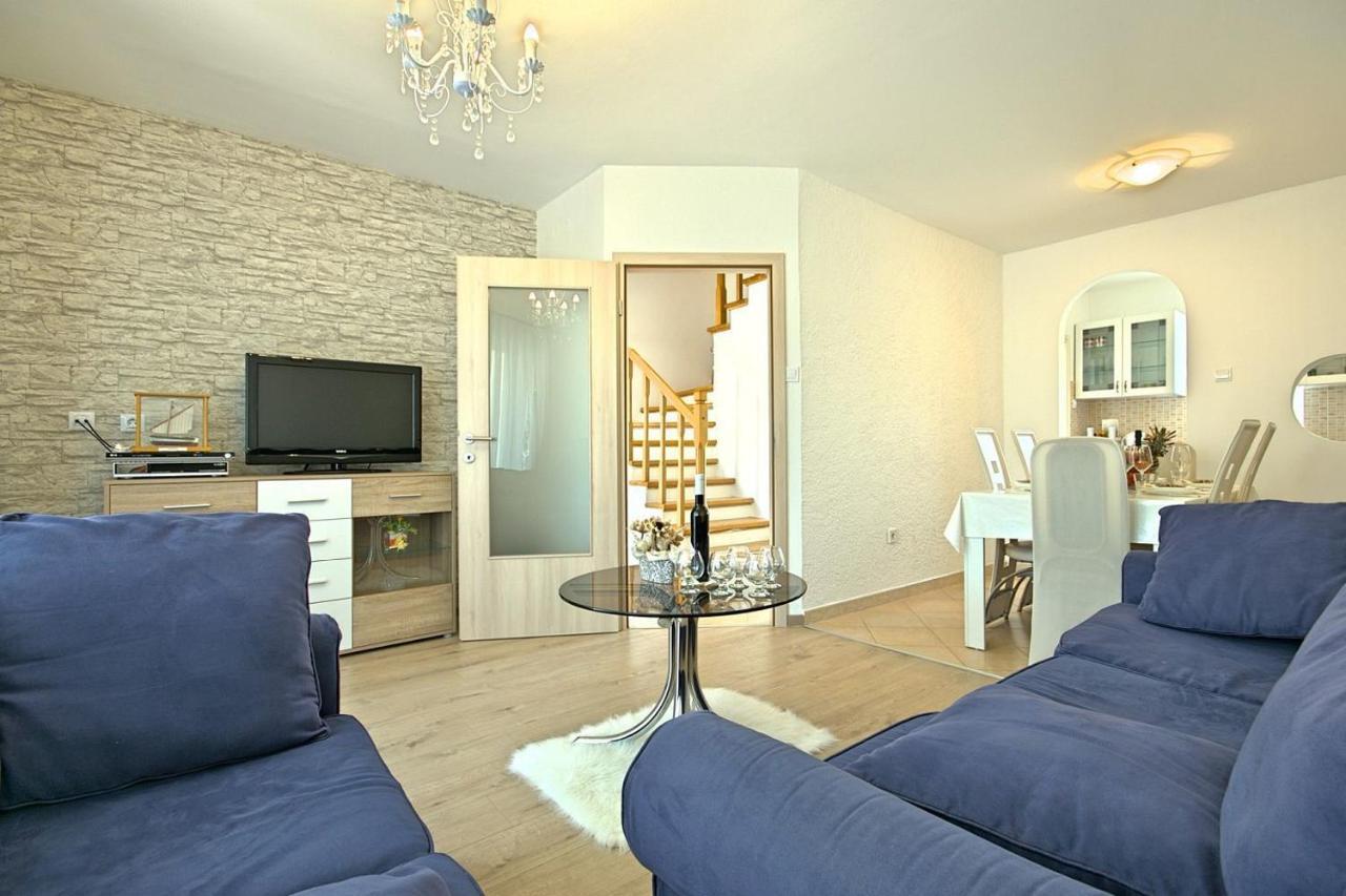 Charming Beachfront Holiday Home In Porec Poreč Exterior foto