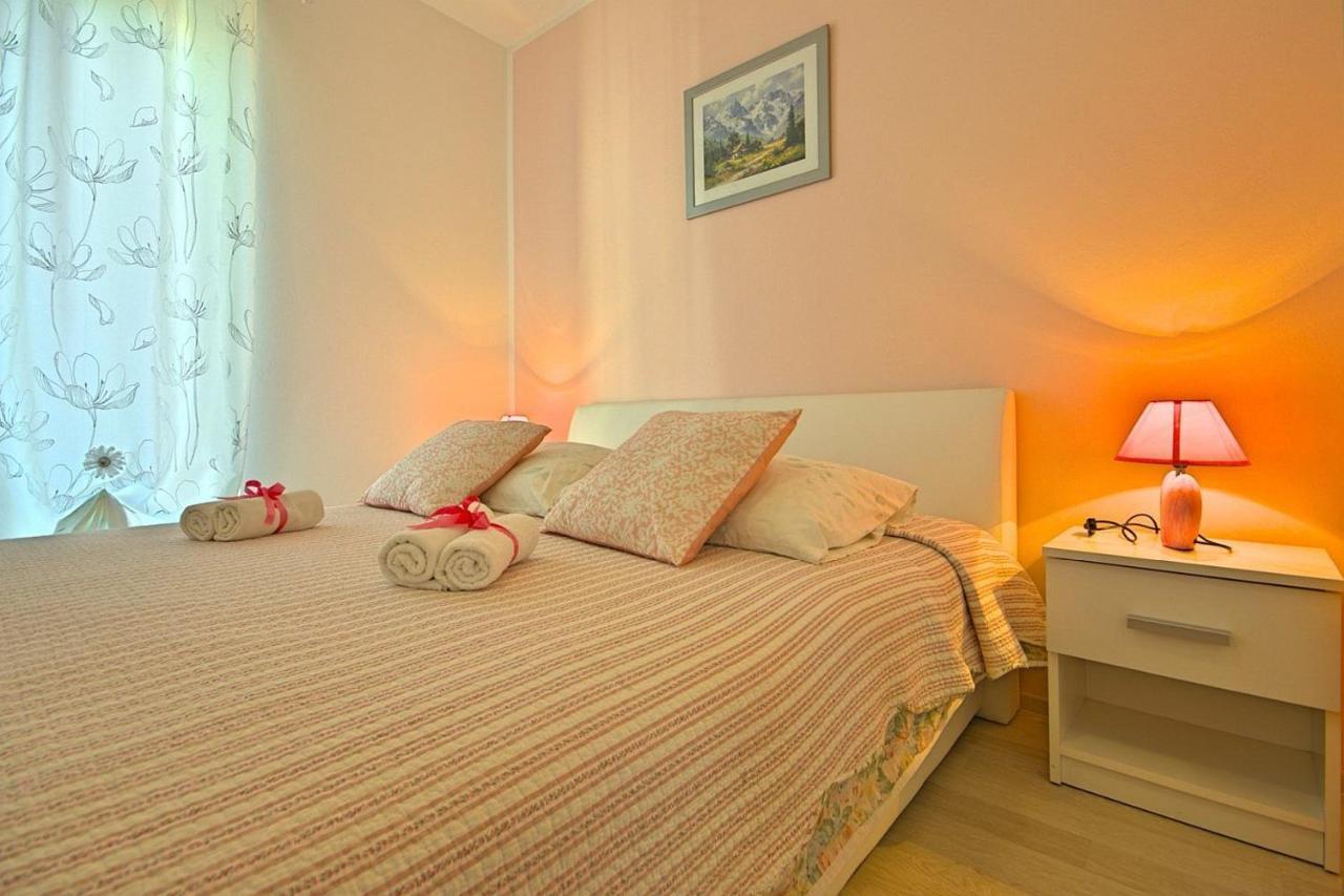 Charming Beachfront Holiday Home In Porec Poreč Exterior foto