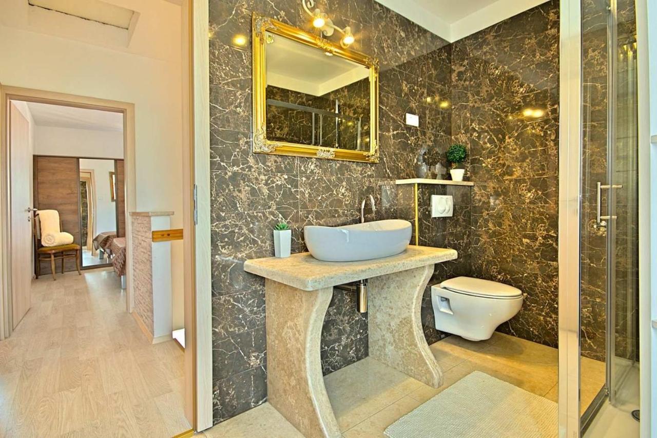 Charming Beachfront Holiday Home In Porec Poreč Exterior foto